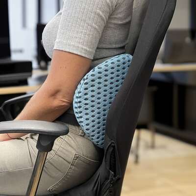 Poduszka lędźwiowa z pianki memory o ergonomicznym kształcie - dobre wsparcie dolnego odcinka kręgosłupa, zwiększenie komfortu podczas siedzenia (24246)