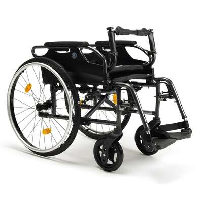 Wózek aluminiowy ze stabilizacją głowy i pleców – odchylane oparcie z regulacją napięcia, podnóżki typu ORTHO z podparciem pod łydki, unikatowa konstrukcja minimalizująca gabaryty po złożeniu (Vermeiren D200 30)